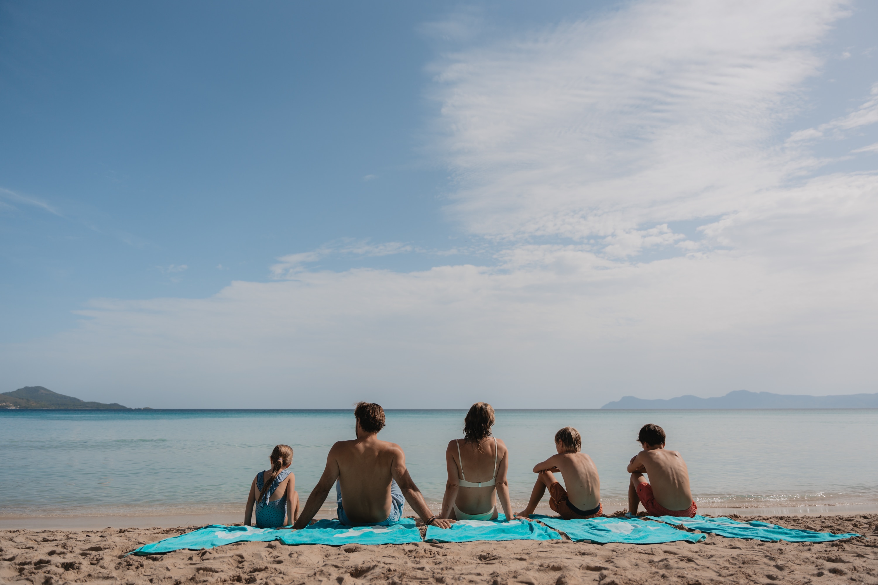 Un grupo de personas sentadas en el agua
