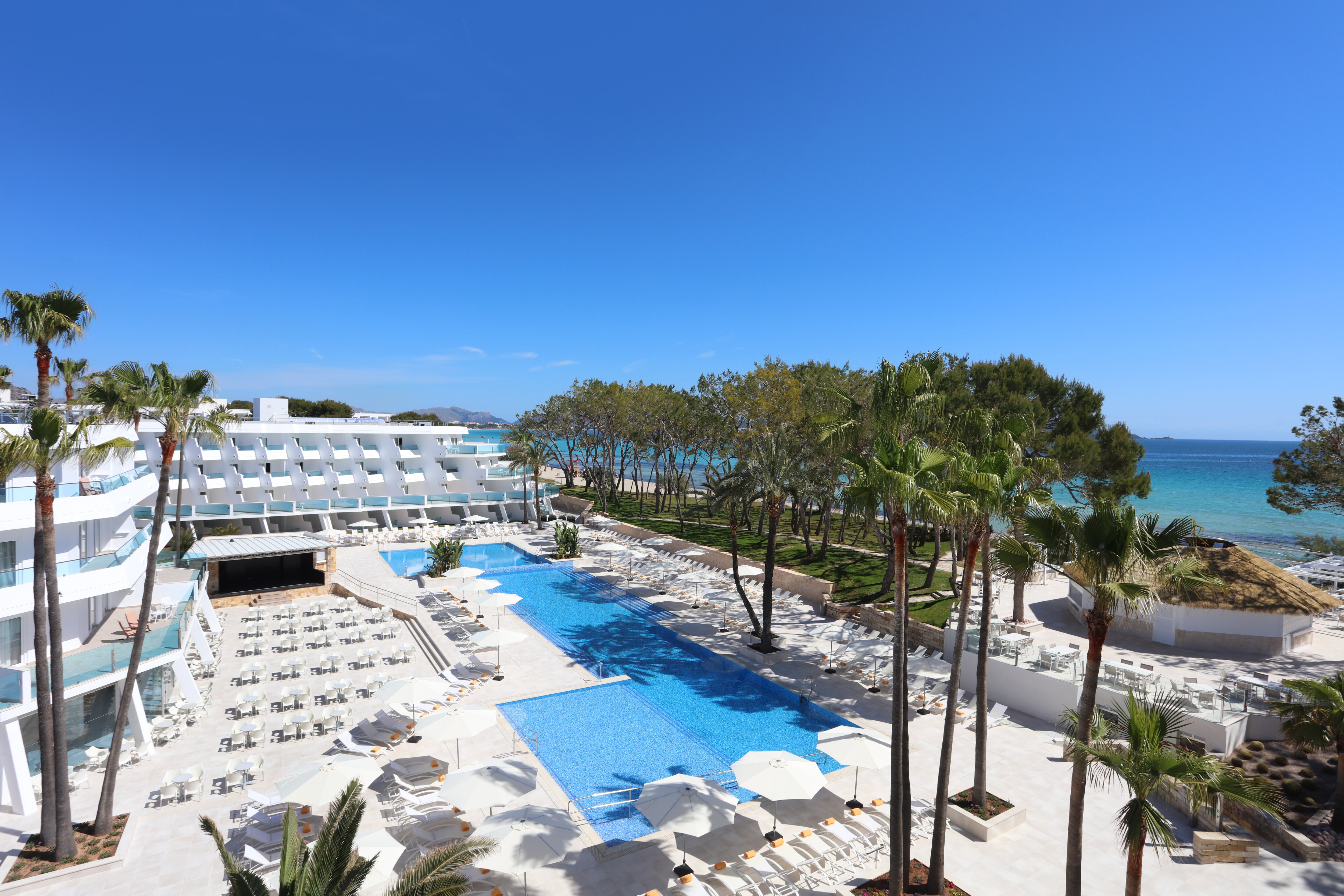 vista aérea piscina en Iberostar Waves Playa de Muro