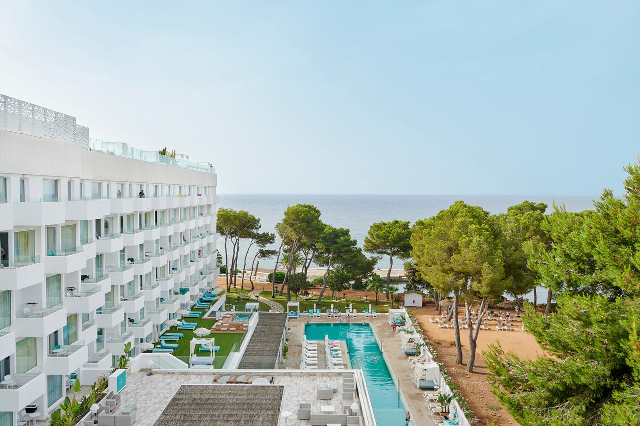 Vistas de la piscina del hotel Iberostar Selection Santa Eulalia Ibiza con el mar Mediterráneo de fondo